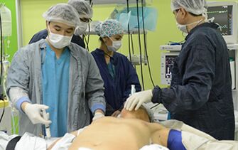 Chirurgiens effectuant une opération pour augmenter le pénis d'un homme