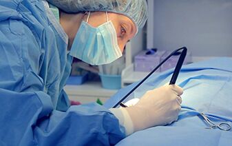 Le chirurgien effectuant une opération pour augmenter le phallus d'un homme