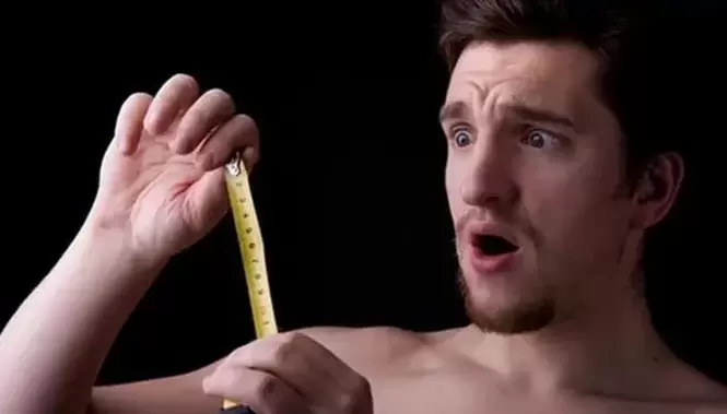 un homme a mesuré son pénis avant l'agrandissement