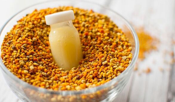 Un homme se maintiendra en forme en consommant de la gelée royale et du pain d'abeille