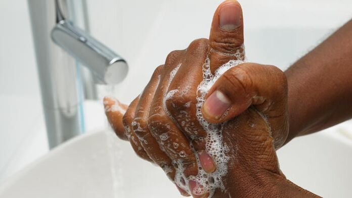 se laver les mains avant les exercices d'agrandissement du pénis