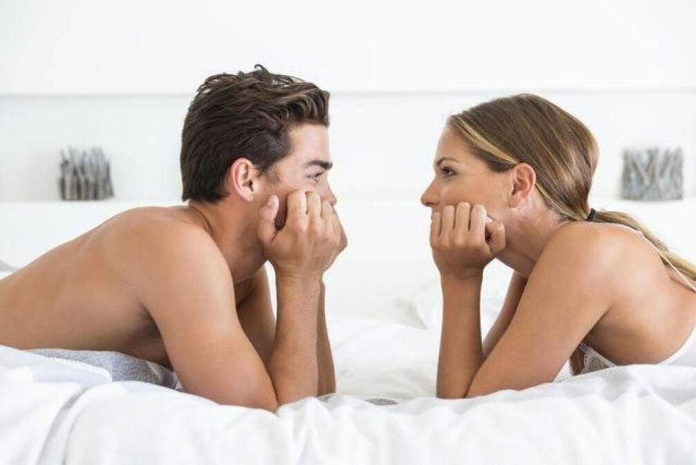 une femme au lit avec un homme avec un pénis agrandi