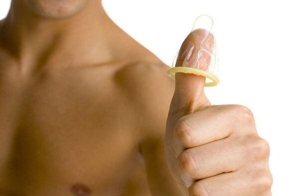 le préservatif au doigt symbolise l'agrandissement du pénis de l'adolescent