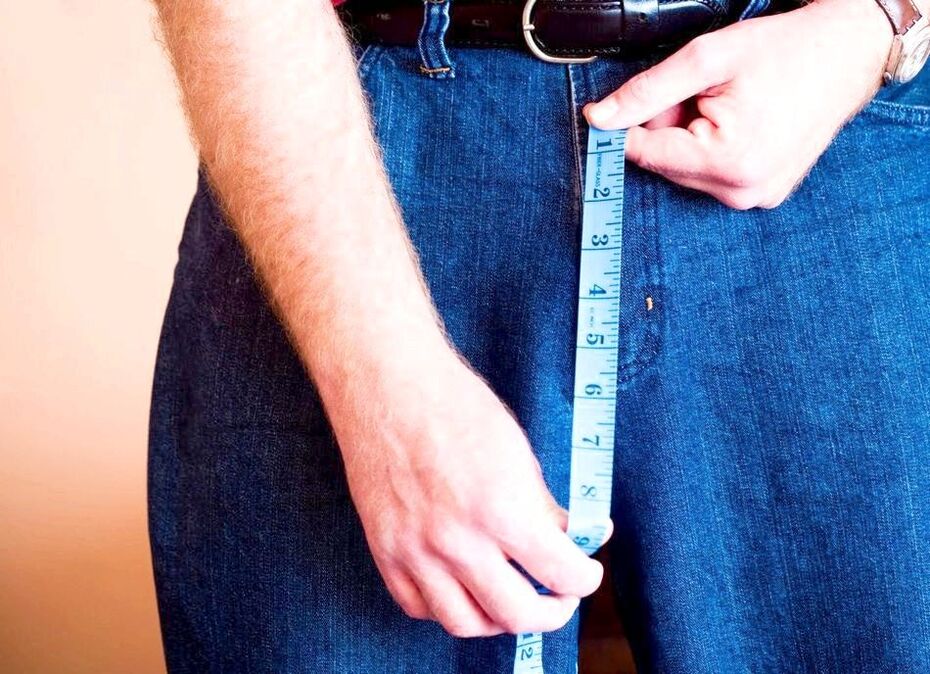 homme mesurant le pénis après l'agrandissement