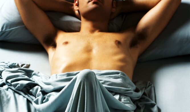 homme avec un pénis agrandi